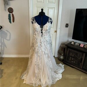 BEAUTIFUL BRAND NEW WEDDING GOWN FOR SALE